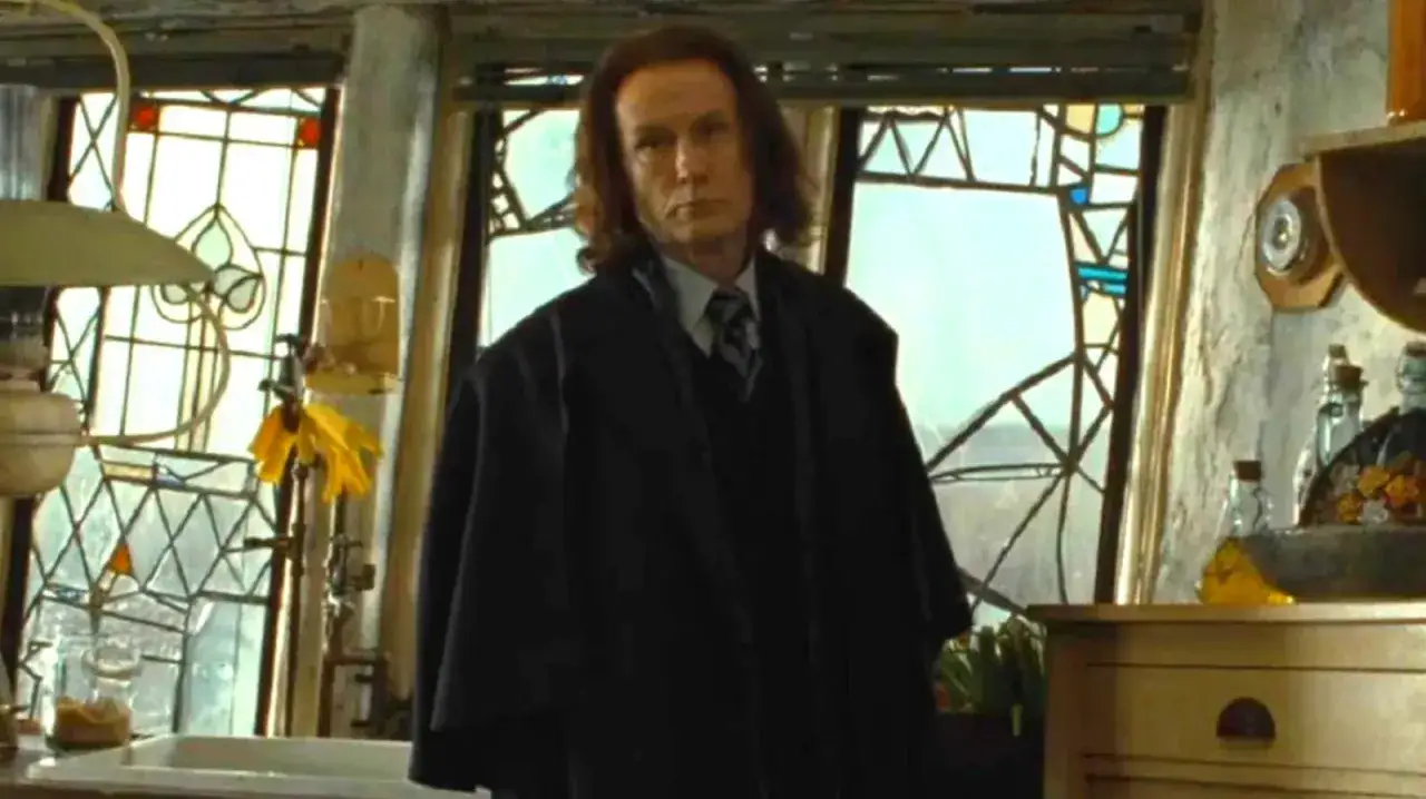 Bill Nighy jako Rufus Scrimgeour w Harry Potterze, zamyślony w swoim gabinecie.