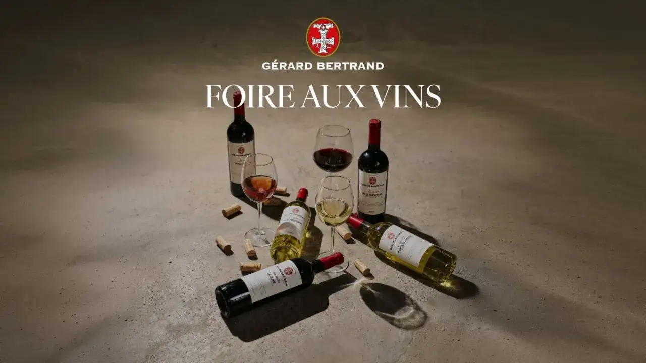 Bouteilles et verres de vin rouge, blanc et ros&eacute;, avec bouchons, pour la foire aux vins de printemps G&eacute;rard Bertrand.