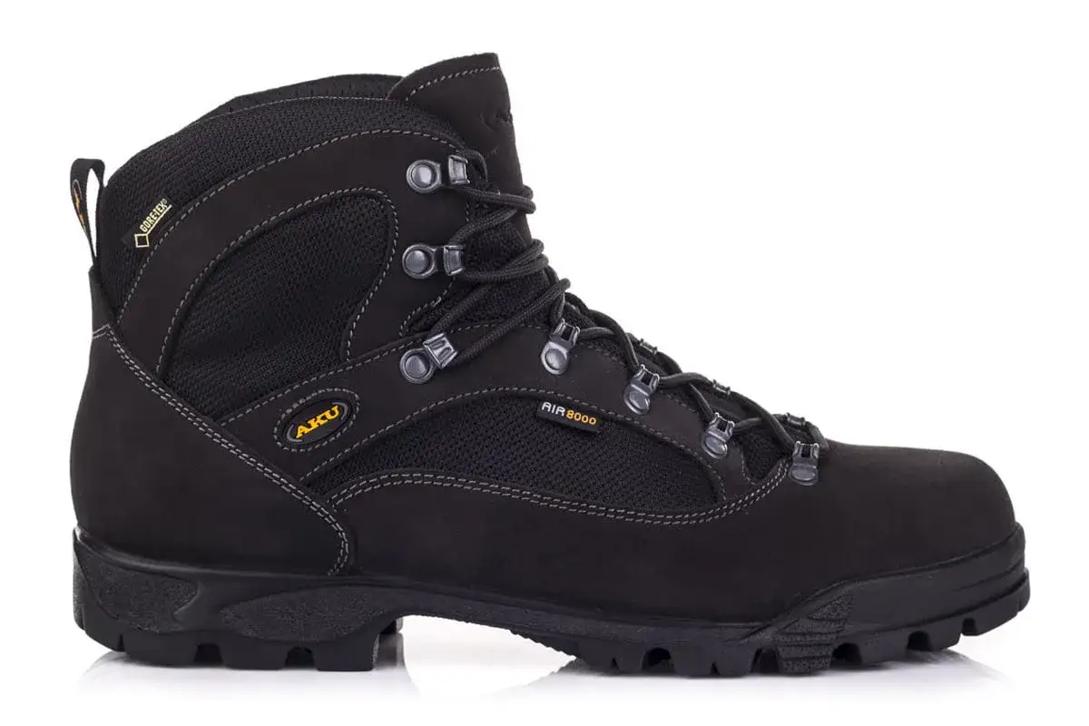 Czarny, wysoki but trekkingowy AKU Camana Fitzroy z membraną Gore-Tex, idealny na trudne szlaki.