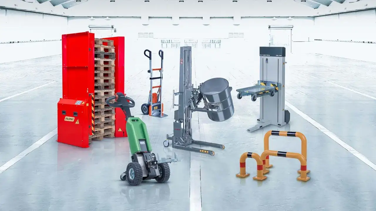 Verschiedene Arbeitsmittel im Lager: Palettenstapler, Hubwagen, Fassheber und Schutzb&uuml;gel.