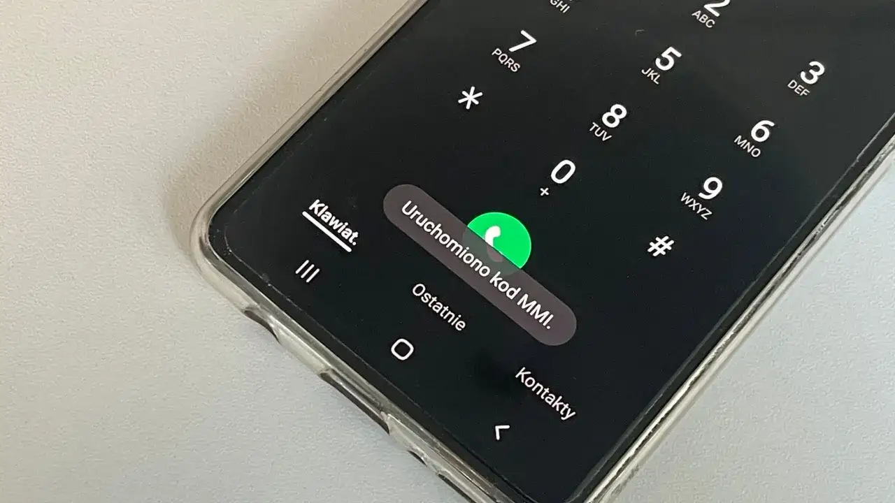 Na ekranie telefonu widoczny komunikat