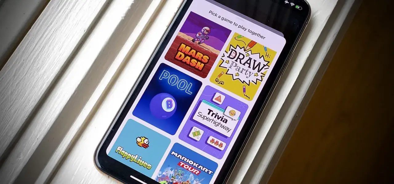 Wybieraj spośród fajnych gier na telefon: Mars Dash, Pool, Draw Party, Trivia Superhighway, Flappy Lives i Mario Kart Tour.