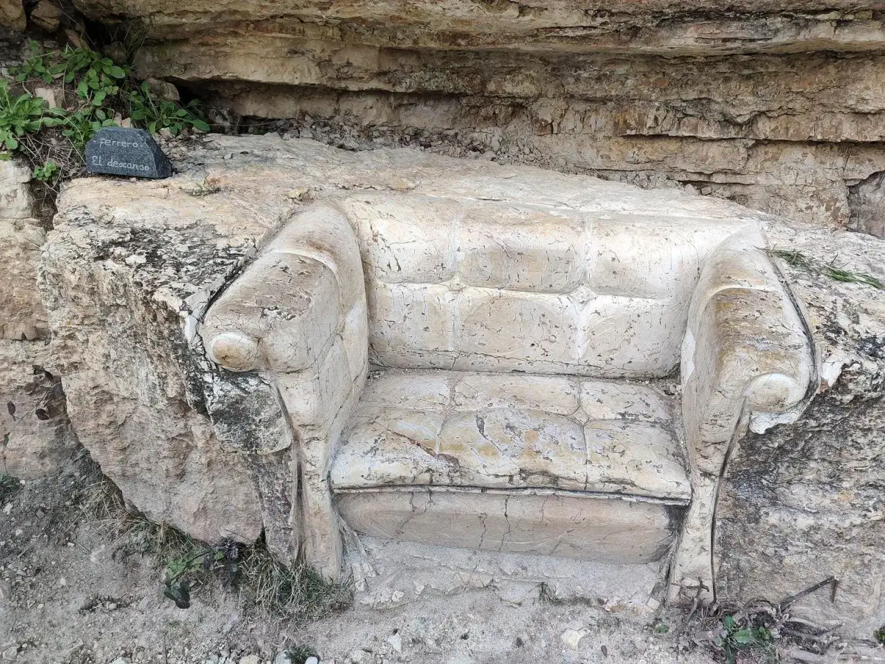 Escultura de un sofá de piedra en la ruta de las esculturas Bogarra. Un lugar para descansar en la ruta de las esculturas Bogarra.