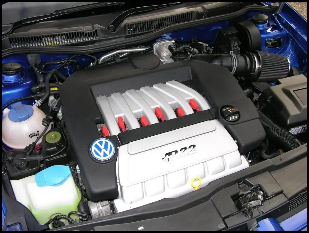 Silnik VR6 z Golfa R32, z charakterystyczną pokrywą i logo VW.