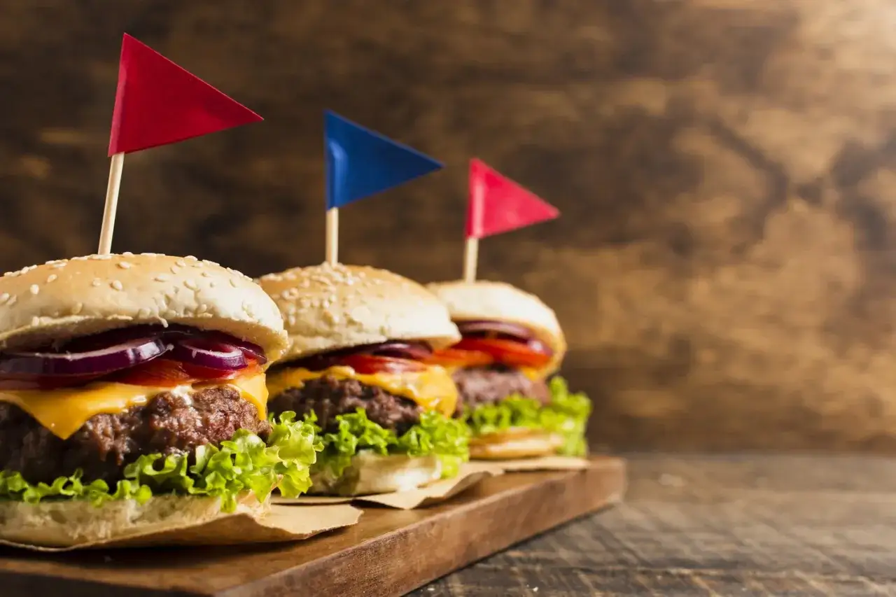 Wyb&oacute;r mięsa na burgera 80/20, formowanie kotleta z wgłębieniem