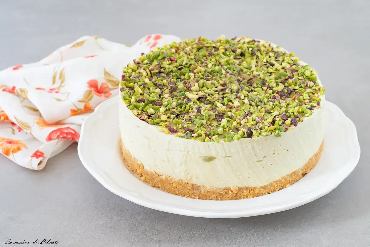 Deliziosa cheesecake al pistacchio, con una base croccante e una crema vellutata, ricoperta da granella di pistacchi verdi.