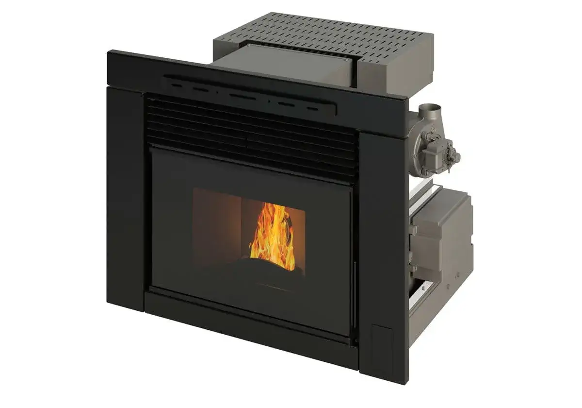 Estufa de pellets moderna con llama encendida, lista para instalar en hueco de chimenea. Dise&ntilde;o elegante y eficiente.