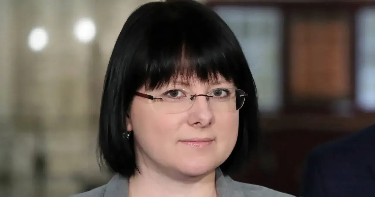 Kaja Godek, znana z aktywizmu na rzecz ochrony życia, w okularach i szarej marynarce.
