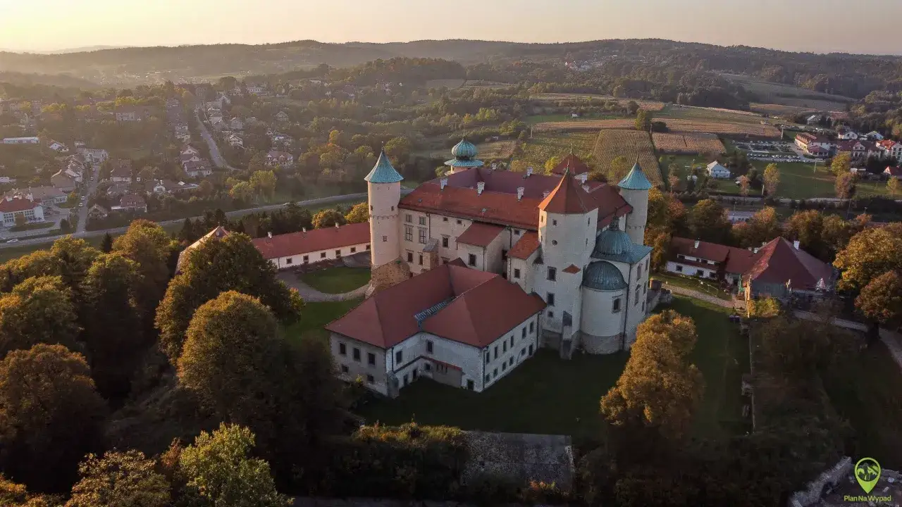 Zamek w Wiśniczu, malownicze wzgórza i miasteczko. To jedne z wielu wiśnicz atrakcji, które warto odkryć.