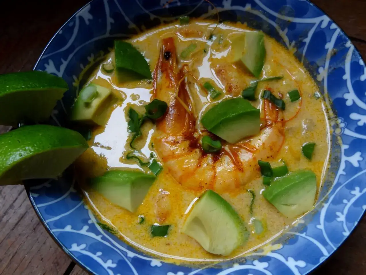 D&eacute;licieuse chupe de camarones cr&eacute;meuse, garnie d'avocat frais, de crevettes juteuses et de quartiers de citron vert.