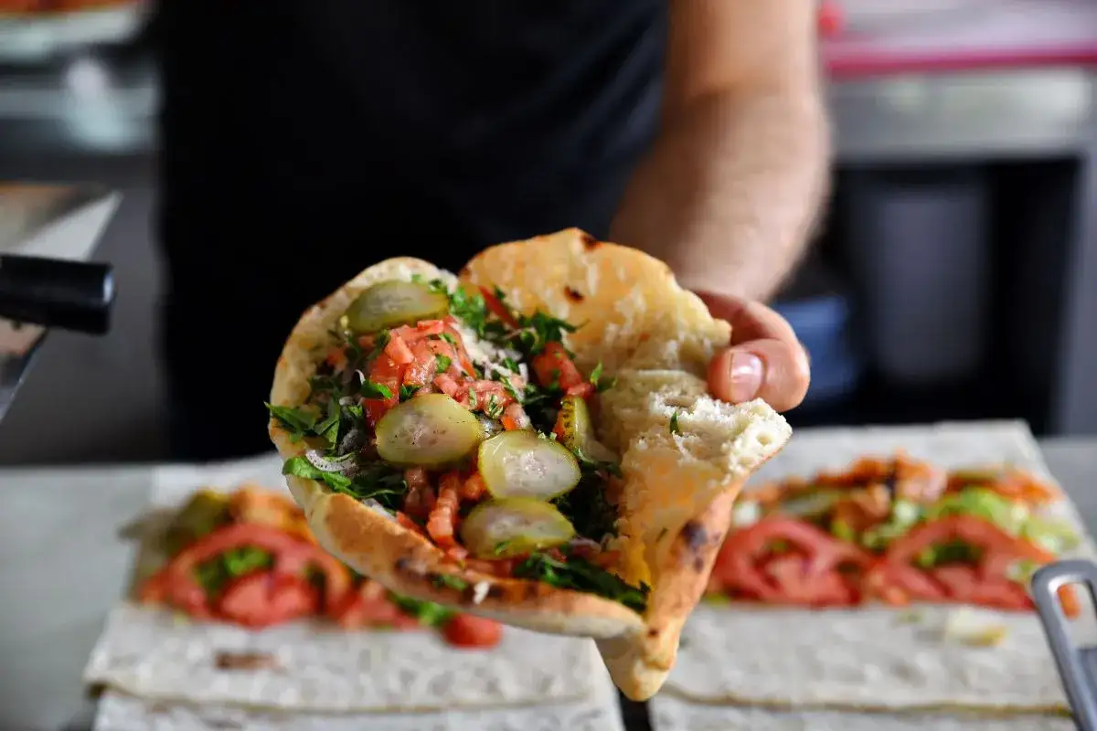 różne rodzaje kebabów: szisz kebab, adana kebab, döner