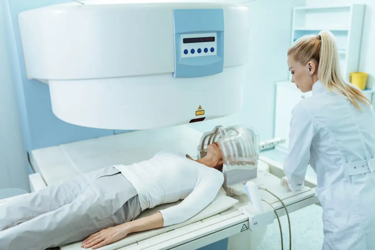 Pacjentka leży w aparacie do rezonansu magnetycznego, a pielęgniarka nadzoruje badanie. Ile trwa rezonans głowy?