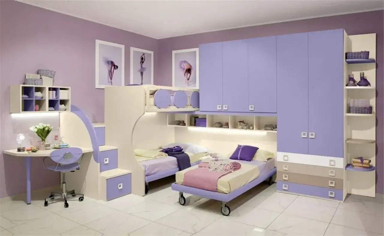 Camera da letto ragazza aesthetic con letti a castello, scrivania e armadio viola.