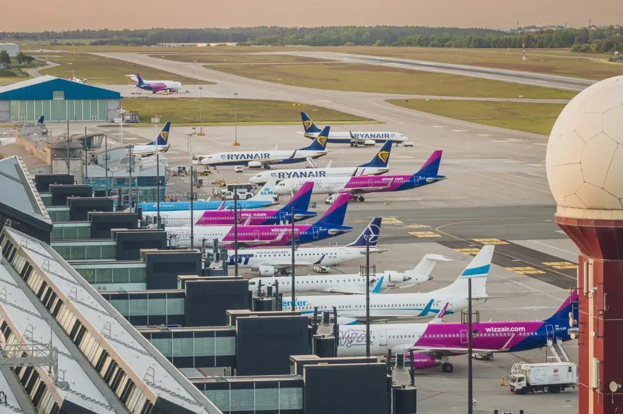 Gdańsk Porto loty: samoloty Ryanair, Wizz Air i LOT czekają na pasażerów.