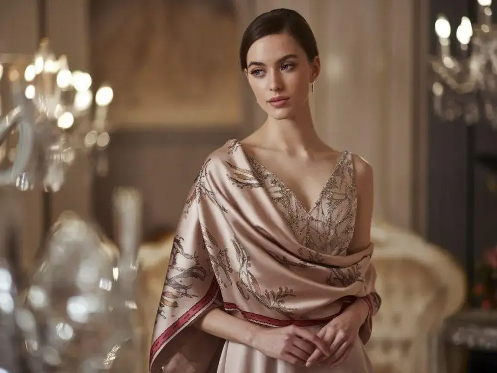 elegancka kobieta w sukni z szalem, różne stylizacje szala