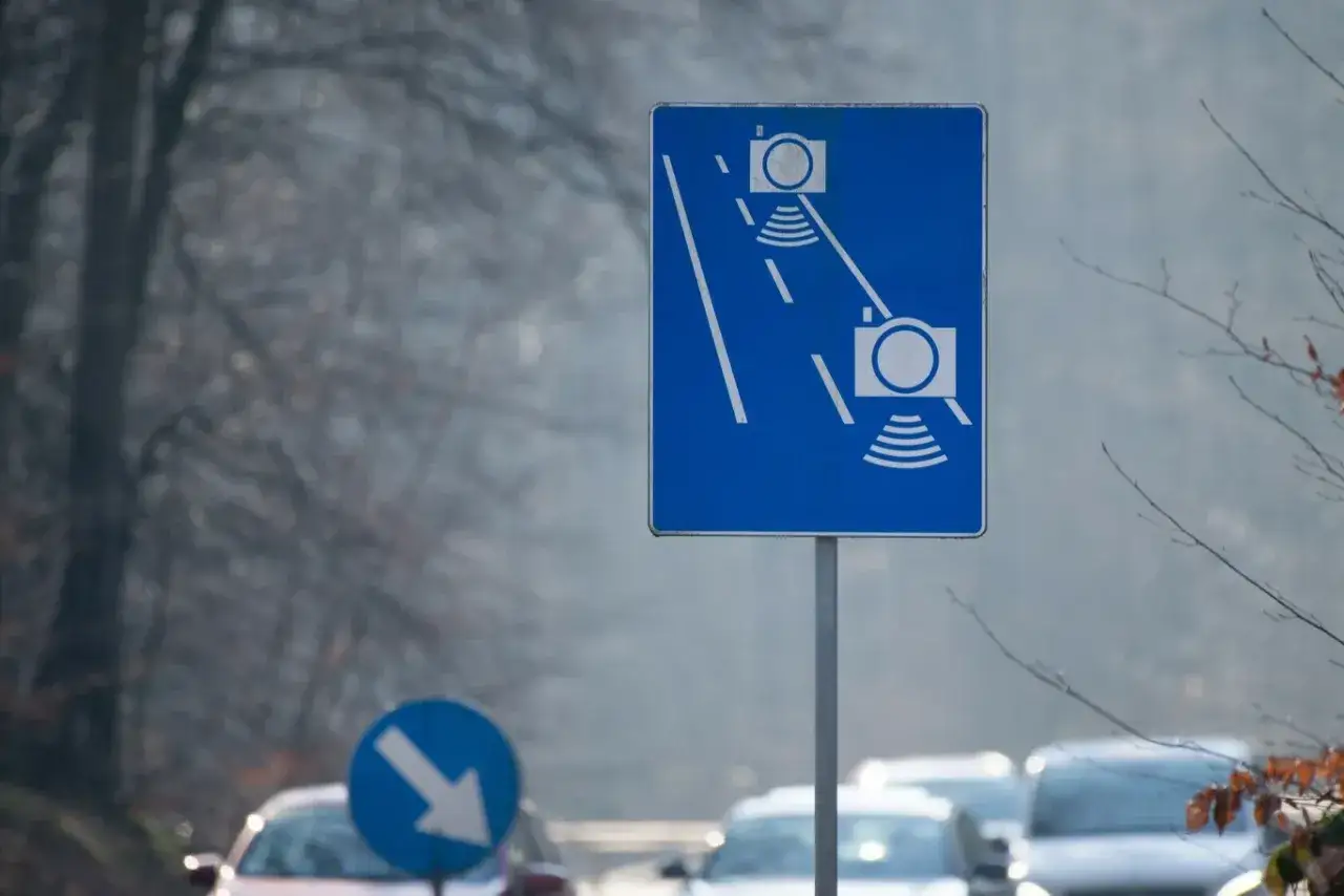 Znak odcinkowego pomiaru prędkości. Zastanawiasz się, po jakim czasie przychodzi mandat z odcinkowego pomiaru prędkości?