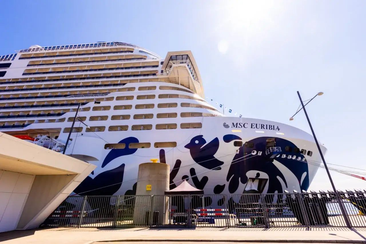 La MSC Euribia, con la sua impressionante lunghezza, è attraccata al porto, mostrando la sua livrea artistica e le innumerevoli finestre.