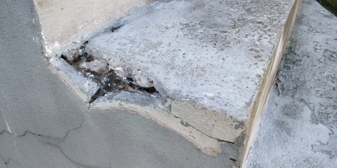 Skadad betongtrappa med sprickor och utfall. Dags att laga betongtrappa för säkerhet och estetik.