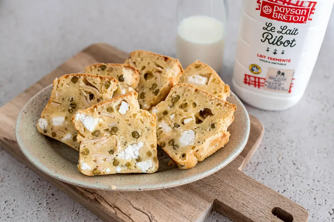 Tranches de cake salé aux petits pois et fromage, une idée pour que faire avec du lait fermenté.