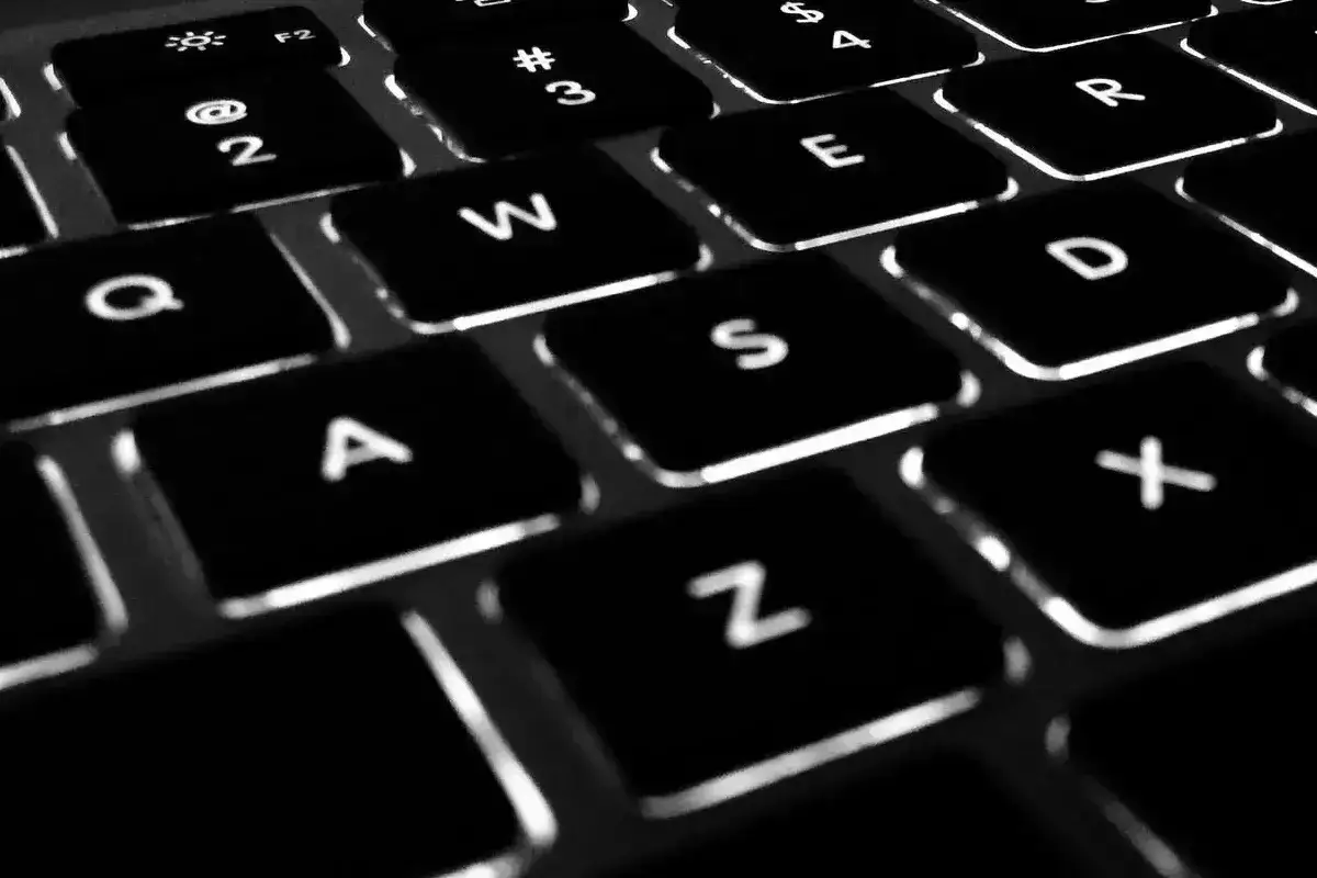 Klawiatura z podświetlanymi klawiszami. Widoczne litery Q, W, A, S, Z, E, R, D, X. Klawisz z symbolem @ i cyfrą 2.