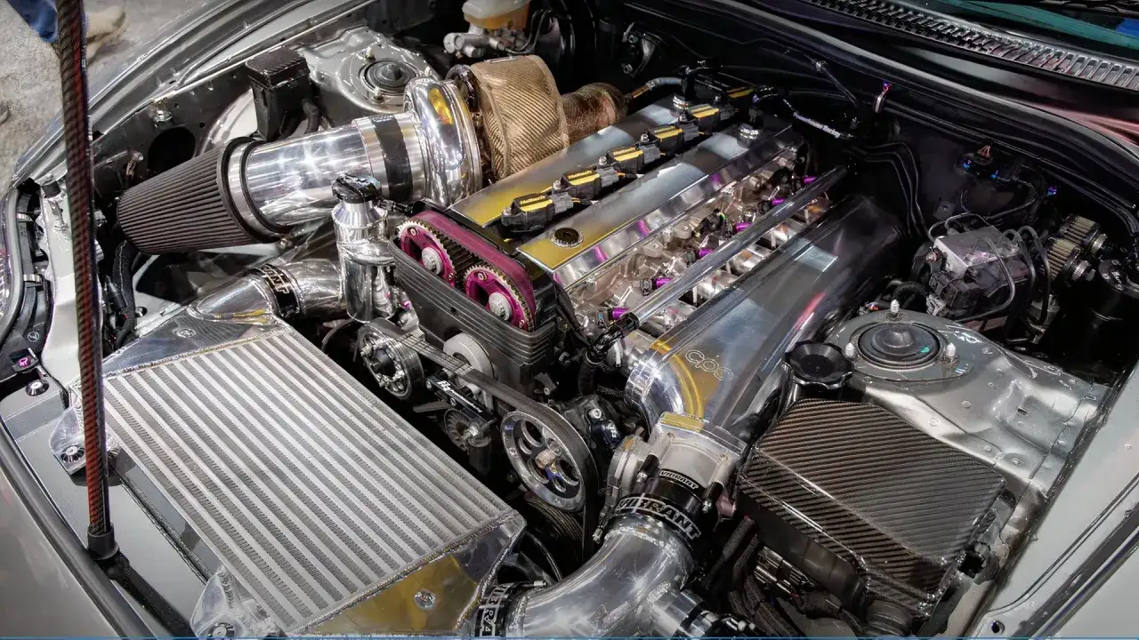 El motor del Supra, un espect&aacute;culo de potencia con turbo, intercooler y detalles cromados.