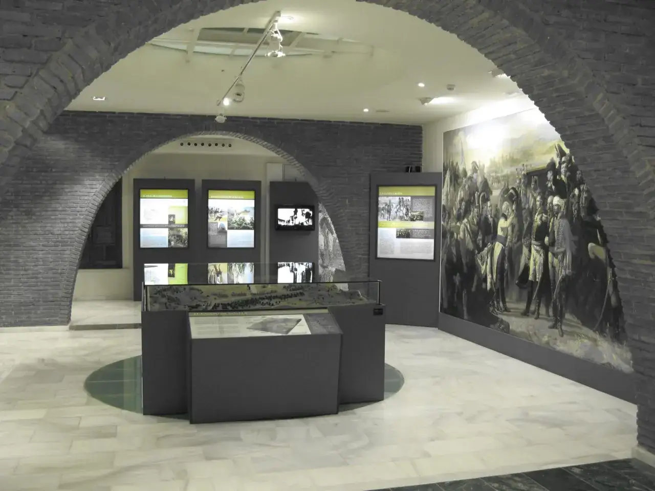 Exposici&oacute;n sobre la batalla de Bail&eacute;n, con murales, maquetas y paneles informativos.