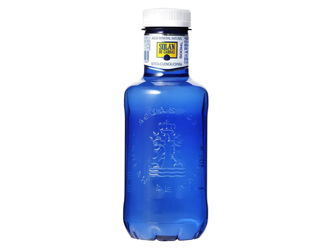 Botella azul de agua mineral natural Sol&aacute;n de Cabras, destacando sus propiedades beneficiosas.
