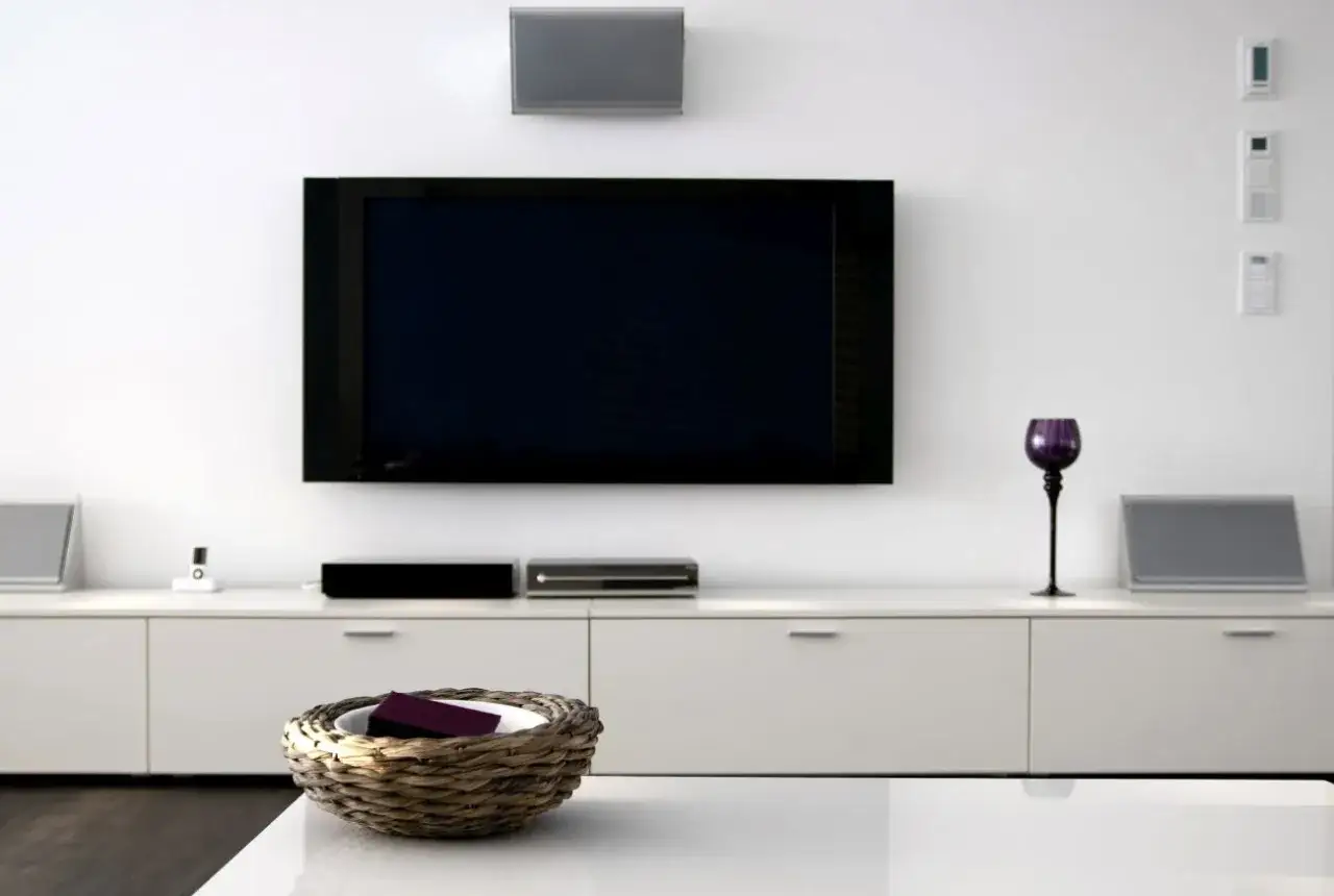 Nowoczesny salon z dużym telewizorem. Sprawdź nasz ranking telewizorów 75 cali, by wybrać najlepszy model do swojego domu.