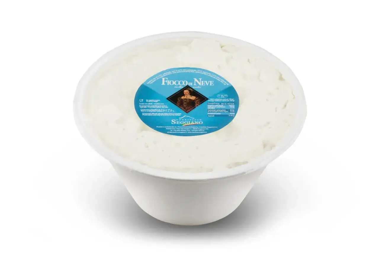 Un contenitore di fiocchi di latte o ricotta Seggiano, con etichetta blu che mostra il nome 