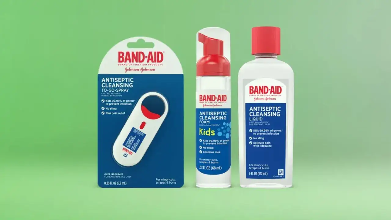 Zestaw produktów Band-Aid: spray, pianka i płyn do dezynfekcji chemicznej. Idealne do przemywania ran.