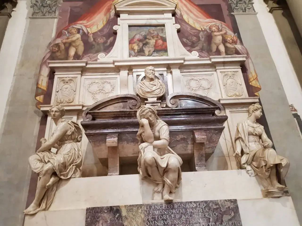 Das Michelangelo Grabmal mit allegorischen Figuren und einer B&uuml;ste.