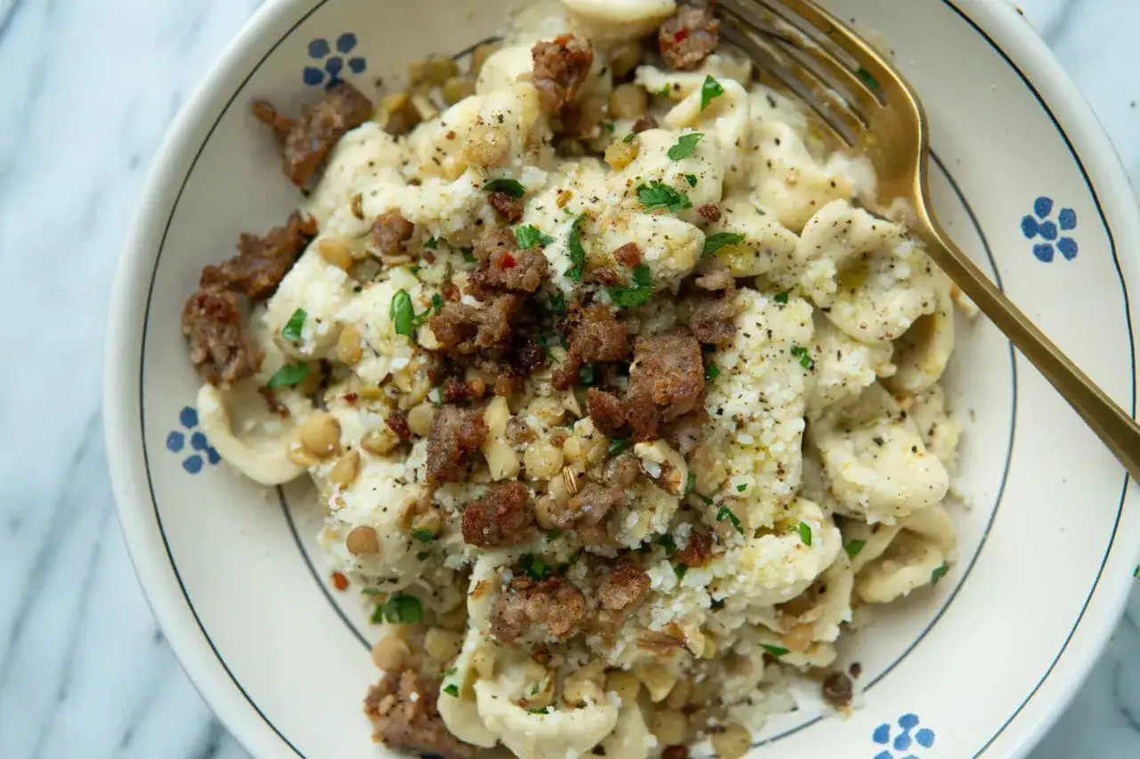 Orecchiette med korv och linser, en härlig pasta lenticchie. Strödd med parmesan och persilja.