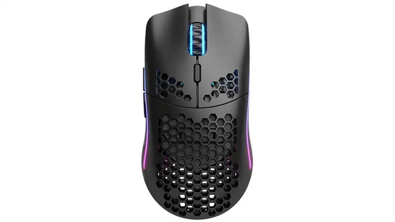 Czarna myszka gamingowa z podświetleniem RGB, idealna do gier. Sprawdź jej ranking!