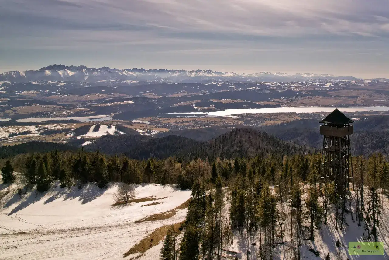 Wieża widokowa na Lubaniu szczycie oferuje zapierający dech w piersiach widok na ośnieżone Tatry i jeziora.