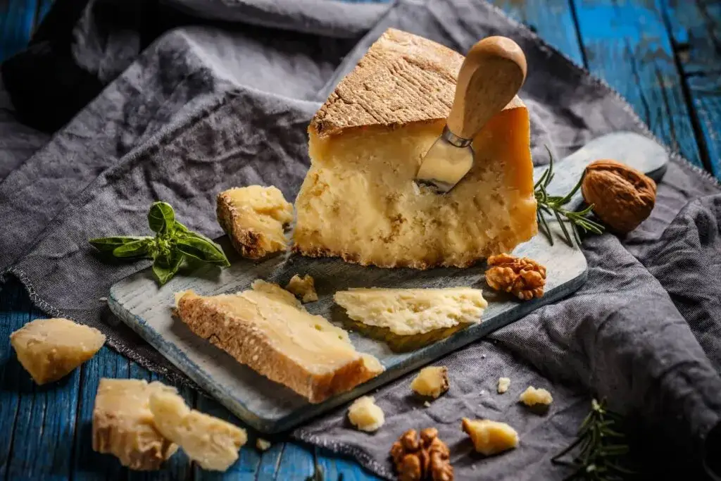 zamrożony parmezan w kawałkach i starty