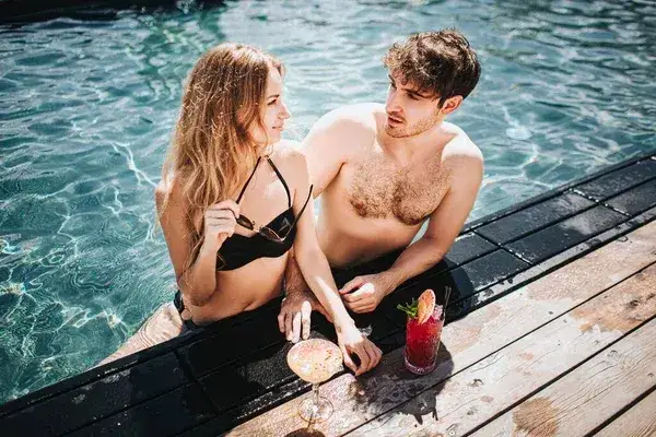 kobieta i mężczyzna w strojach kąpielowych w basenie spa