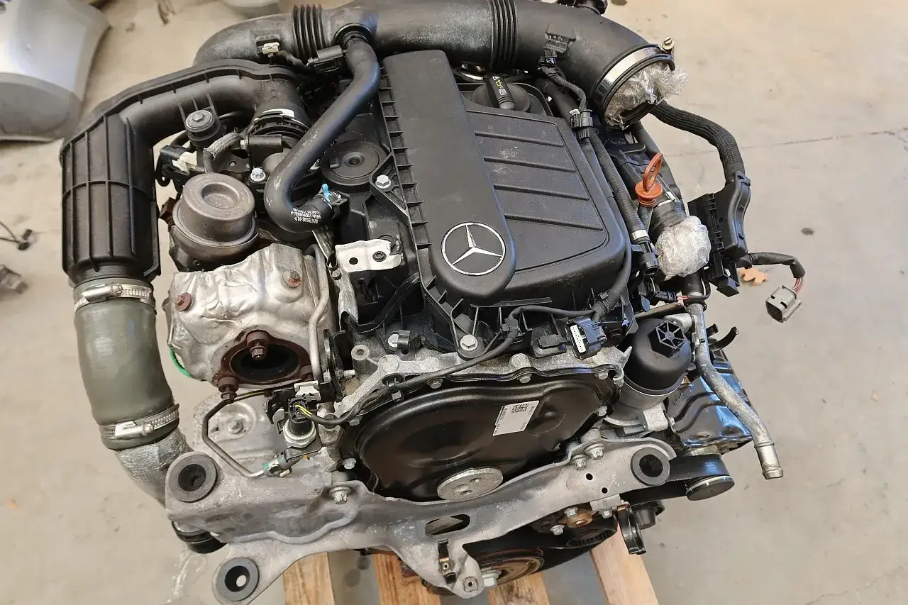 Silnik Mercedes W205 1.6 diesel. Widoczne elementy układu dolotowego i osłony silnika.