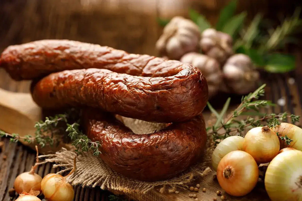 Wędzona kiełbasa, cebula, czosnek i zioła. Idealne składniki, by zastanowić się, ile cukru do kiełbasy dodać, by była pyszna.