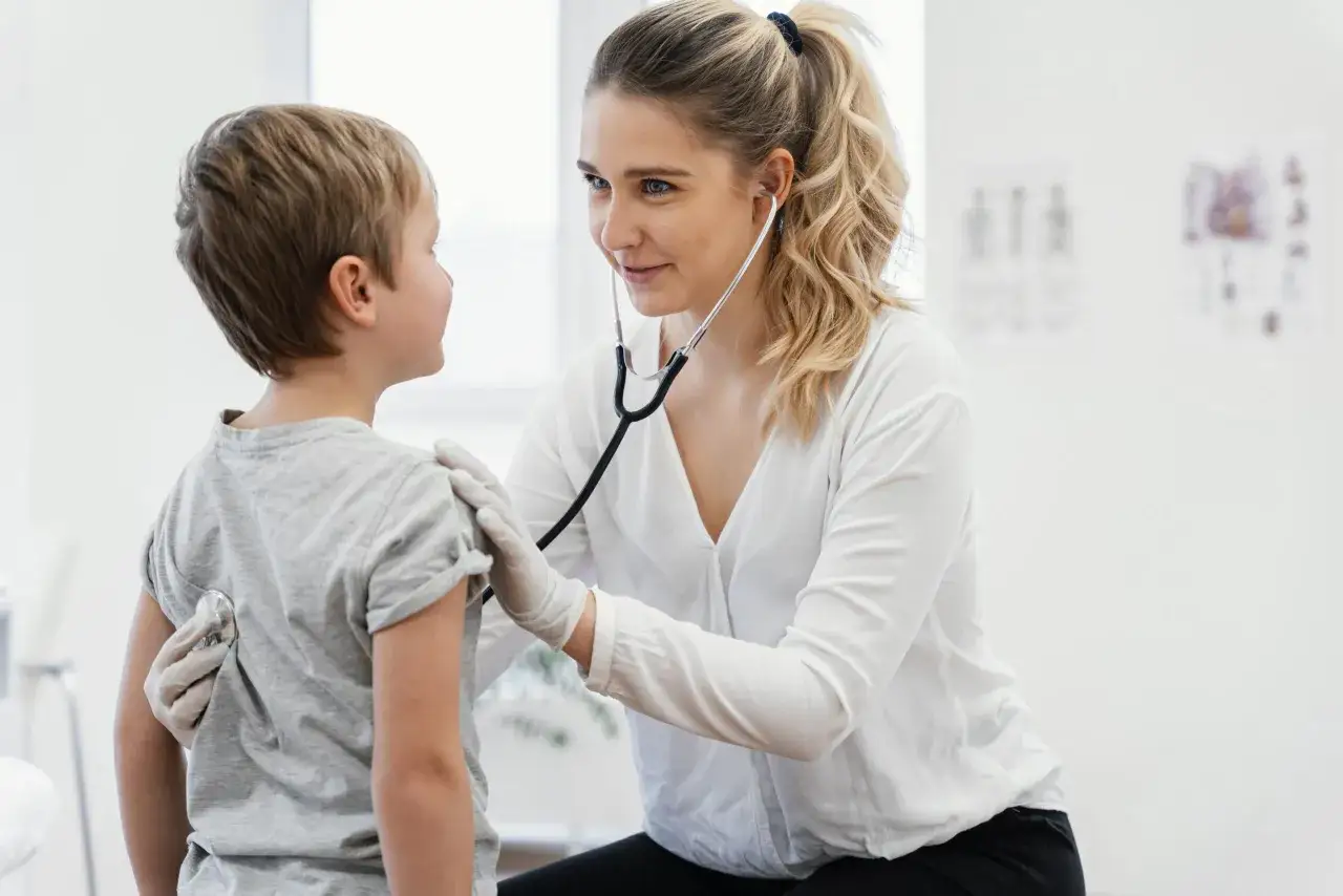 Pediatra rozmawiający z rodzicem o zdrowiu dziecka