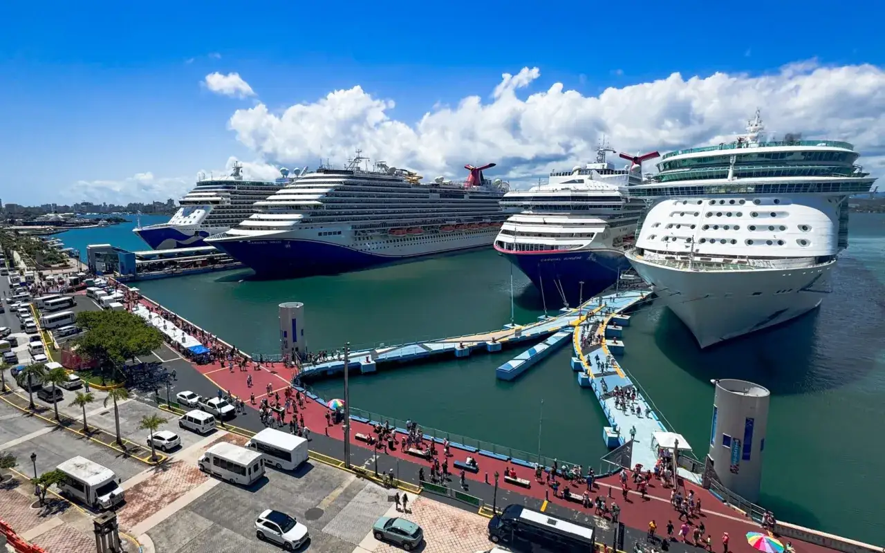 Porto Rico, San Juan: diverse navi da crociera ormeggiate, con passeggeri che sbarcano su passerelle colorate.