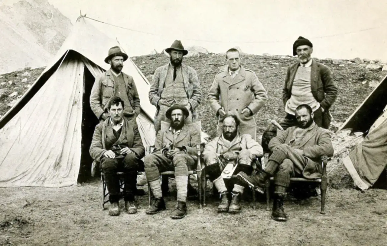 Mallory Everest Expedition: Gruppe von Bergsteigern vor Zelten, bereit für die Herausforderung.