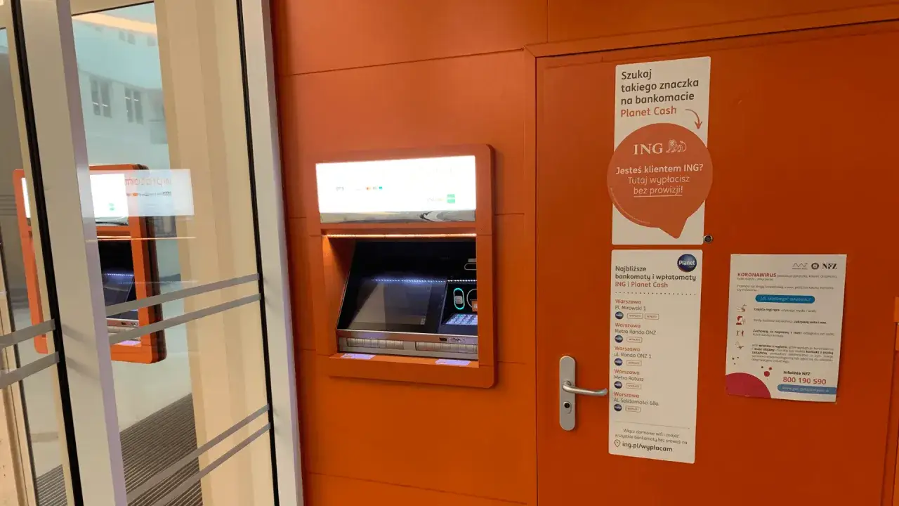 Bankomat Planet Cash z logo ING. Klienci ING wypłacają bez prowizji. Informacje o lokalizacji bankomatów i koronawirusie.