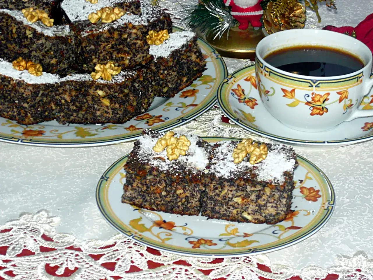 Ciasto z makiem i jabłkami na talerzu z filiżanką kawy