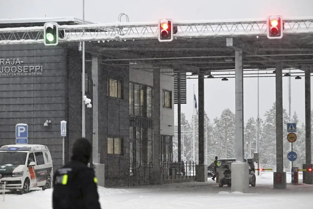 Snöfall vid gränsen mellan Finland och Ryssland. Trafikljus visar rött.