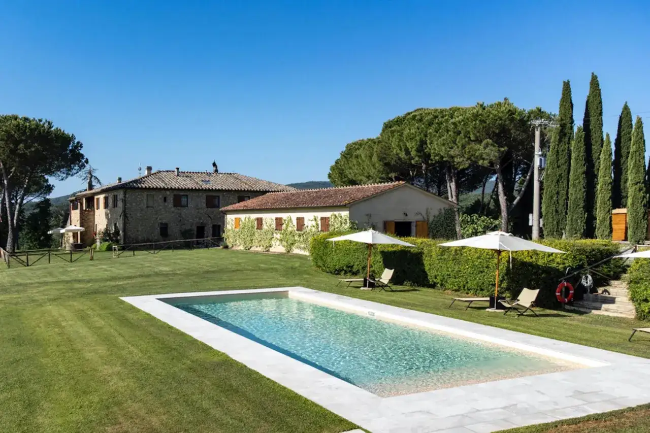 Magnifique piscine et jardin dans une ferme toscane, parfaite pour un séjour d'agritourisme en Italie.