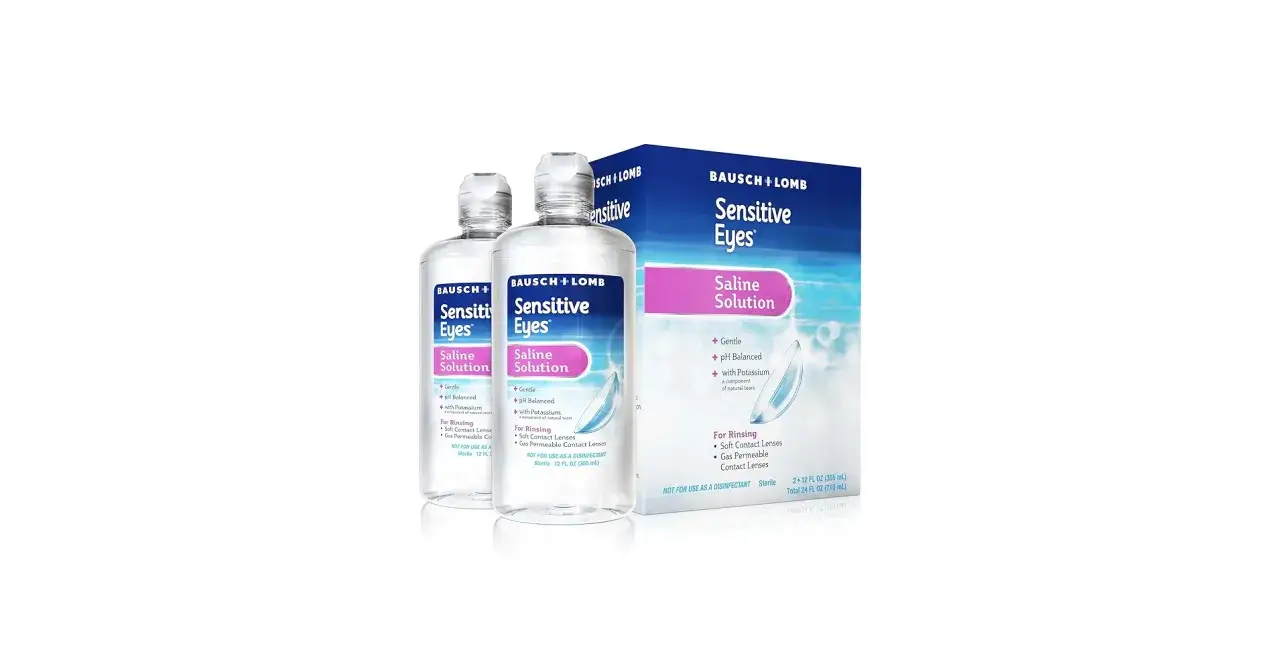 Dwie butelki i pudełko Bausch + Lomb Sensitive Eyes Saline Solution. Sól fizjologiczna do oka, idealna do płukania soczewek.