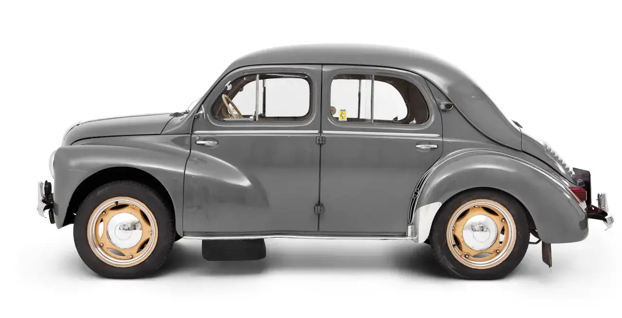 En grå, klassisk Renault 4CV, en av många gamla Renault-modeller, står redo för en tur.