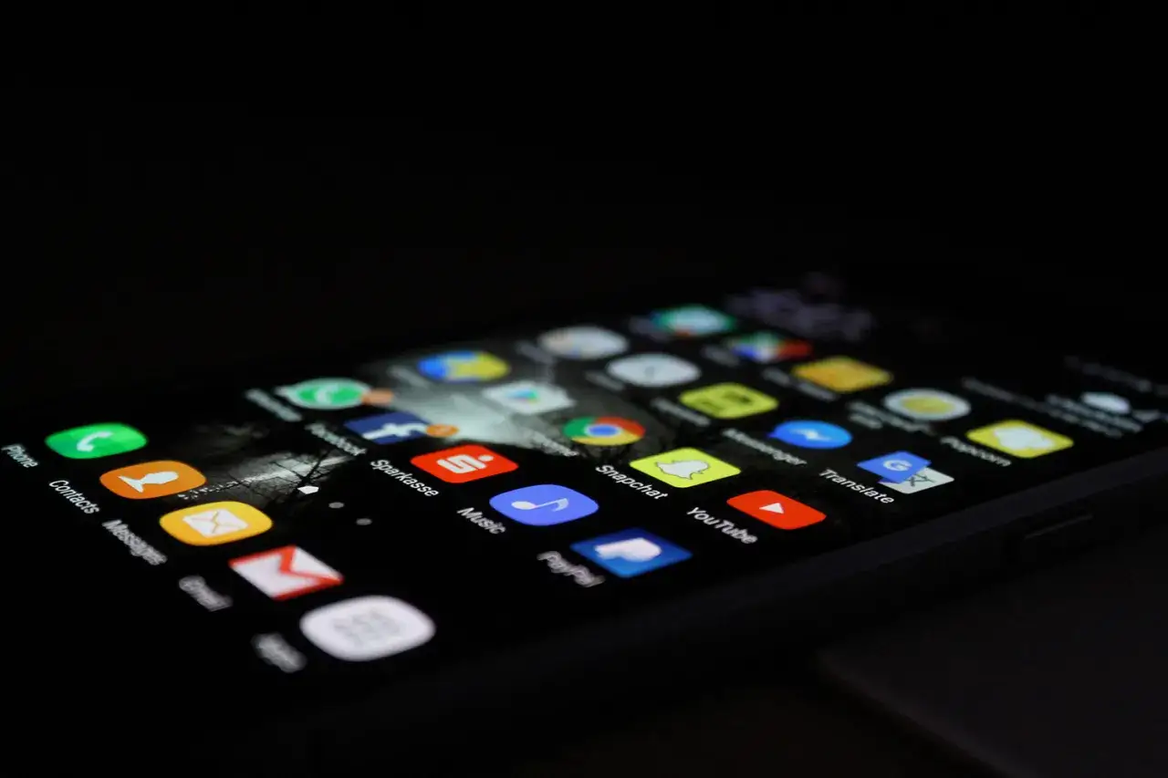 Ekran smartfona z ikonami aplikacji. Czekanie na odpowiedź na Messengerze bywa frustrujące.