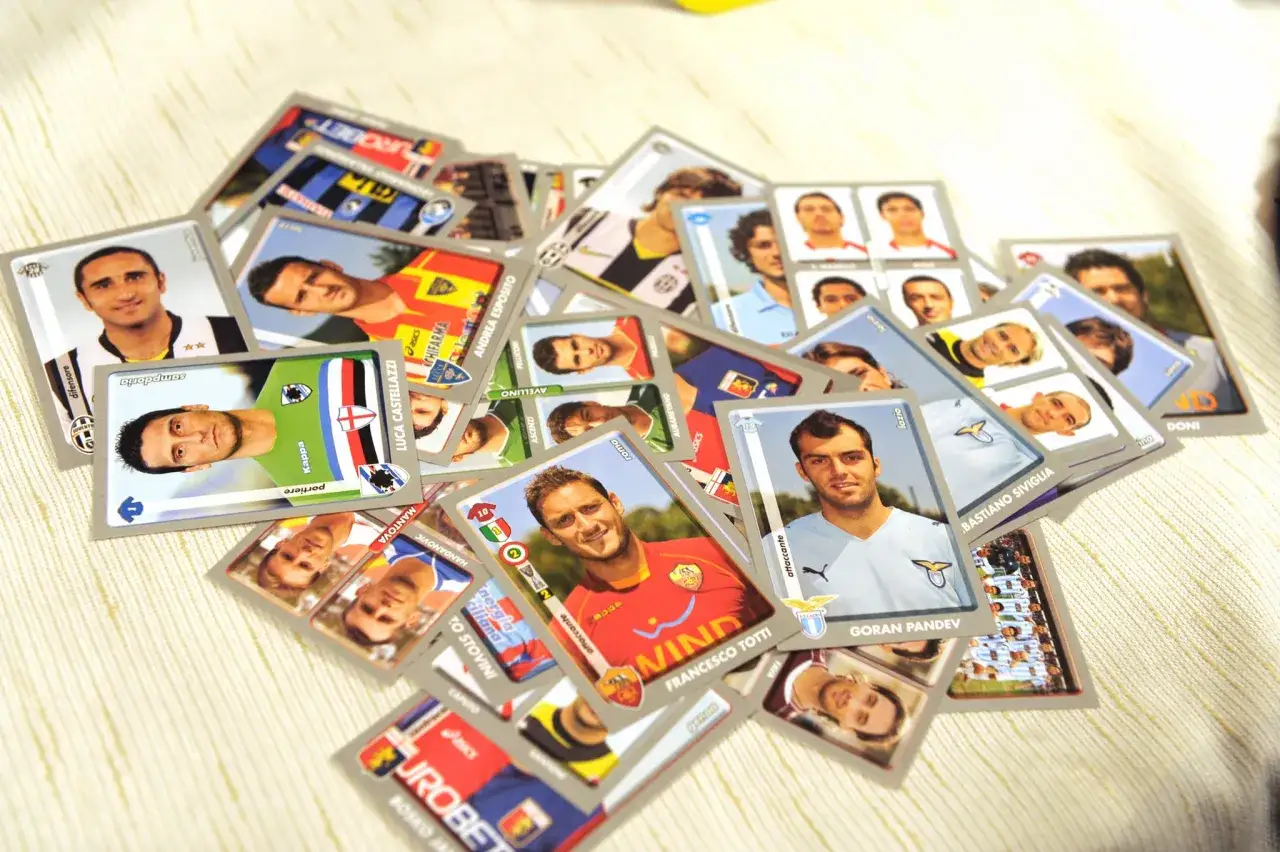 Un mucchio di figurine Panini di calciatori, tra cui spicca quella di Francesco Totti, forse la figurina Panini più costosa per i collezionisti.