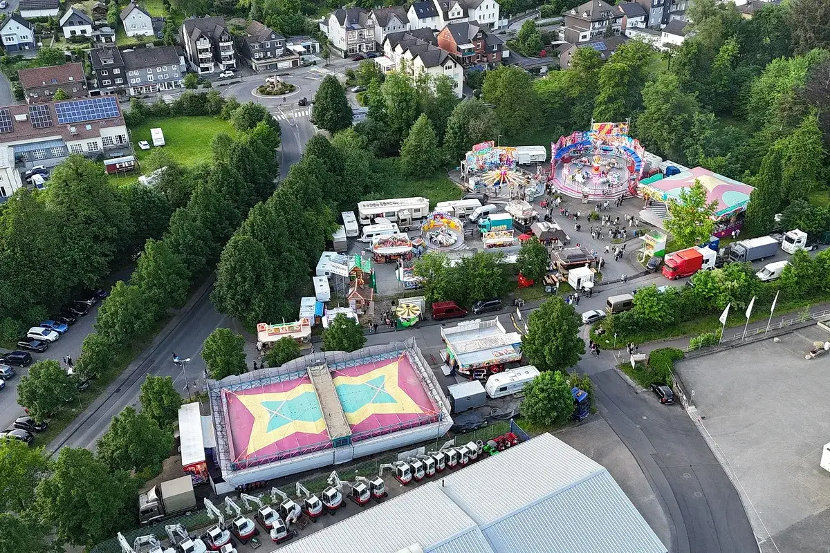 Luftaufnahme der Kirmes Bergneustadt mit Fahrgesch&auml;ften, Buden und vielen Besuchern.